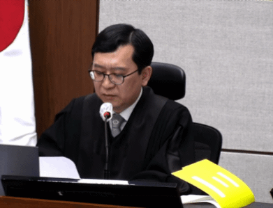 21일 한덕수 전 국무총리에 대한 1심 선고 공판에서 이진관 부장판사가 “무장한 계엄군에 맨몸으로 맞서 국회를 지킨 국민의 용기에 의한 것이다”라고 말한 뒤 목이 메는 모습을 보이고 있다. 한국방송(KBS) 유튜브 갈무리