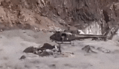 28일 파키스탄 카이베르파크툰크와주 코히스탄에서 군용 헬기가 불어난 물 사이로 조난된 남성을 구조하고 있다. 트위터 캡처