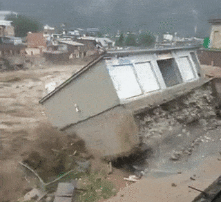 파키스탄 남부 신드주에서 강가에 위치한 건물의 기반이 무너져 물에 떠내려가는 모습. 트위터 캡처