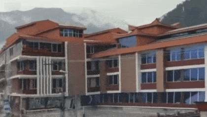 파키스탄 북부 칼람시에서 신축한 '허니문 호텔'이 한순간에 붕괴되는 모습. 트위터 캡처