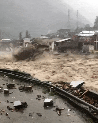 파키스탄 북부 스와트강이 범람한 가운데 급류가 솟아오르고 있다. 트위터 캡처