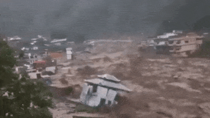 파키스탄 남부에서 불어난 물에 강가에 건설한 건물이 무너져 떠내려가는 모습. 트위터 캡처