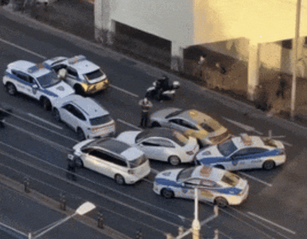 최근 온라인상에서 급속히 확산한 '도봉역 벤츠 난동사건' 영상 일부. 흰색 벤츠(오른쪽 경찰차의 앞)가 주변 경찰차 등의 제지에도 아랑곳하지 않고 전진과 후진을 반복하며 충돌하고 있다. 온라인 커뮤니티 캡처