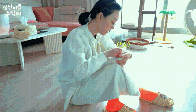 고양이에게 약을 먹이고 있는 배우 김정난. 유튜브 '정난이를 부탁해' 캡처