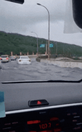 13일 서울 가양대교 위로 차량들이 가득 찬 빗물을 헤치며 운행하고 있다. X(옛 트위터) @F08535729 캡처