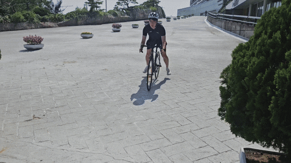 21일 오후 2시 기자가 경기 광명시 광명스피돔 인근 내리막길에서 일반 로드 자전거를 타고 주행을 하다 멈추고 있다. 기준점인 나무 화분에 다다랐을 때 앞뒤 브레이크를 모두 잡자 기준점에서 95㎝ 밀려난 채 바로 정지했다. 오세운 기자