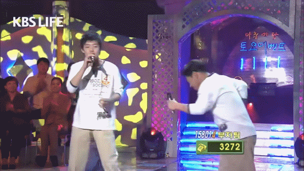 강하늘(왼쪽)이 아버지와 함께 '아침마당'에서 노래하고 있다. 고등학생 때 모습이다. KBS 영상 캡처