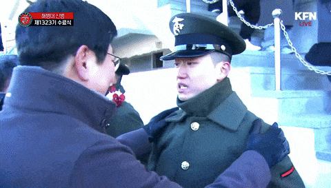 박정희 전 대통령의 장손 박세현(오른쪽)씨가 4일 경북 포항시 해병대 교육훈련단에서 열린 해병대 수료식을 마친 뒤 아버지 박지만 EG 회장에게 경례를 하고 있다. 국방홍보원 KFN 제공