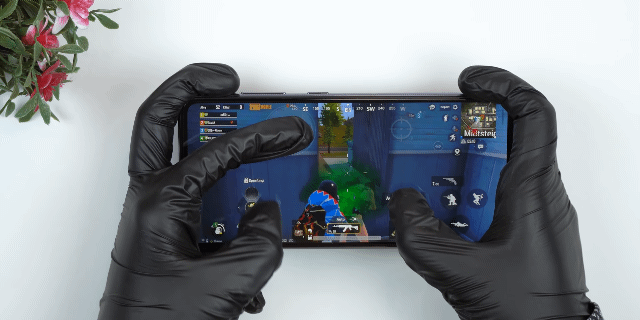 갤럭시A52 추정 기기 [출처=유튜브 채널 ‘모바일 에스테틱(Moboaesthetics)’]