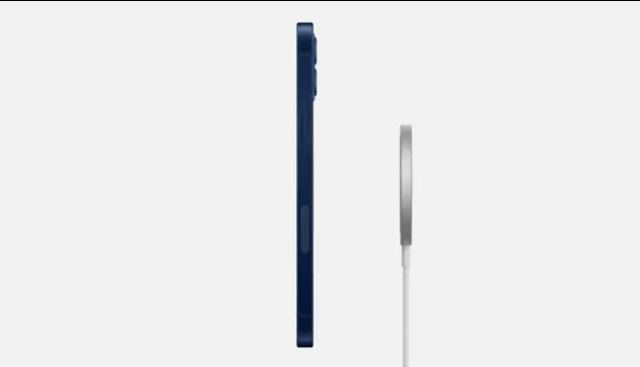 애플이 아이폰12와 함께 출시한 충전기에서도 ‘갈변 현상’이 나타나고 있다. 애플은 지난해 아이폰12부터 사용 가능한 무선충전기 ‘맥 세이프’를 충전했다. 아이폰12 내부 무선 총전 코일에 ‘자석’을 배치했다. 무선 충전기가 아이폰12 뒷면에 달라붙어 하단 충전기 단자를 사용하지 않고도 충전이 가능하다.