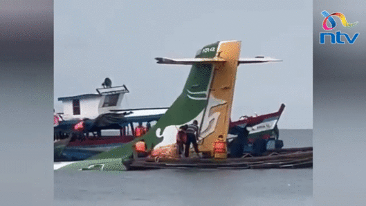 6일(현지시간) 아프리카 빅토리아 호수에 추락한 탄자니아 저가항공사 프리시전에어 소속 여객기에 대해 구조 작업을 펼치고 있는 모습. [유튜브 'NTV Kenya' 채널 캡처]