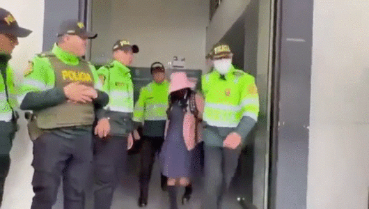 우안카요의 한 여자 중학교에 여학생 교복 차림으로 잠입한 세사르 솔리스 칼레로라(42)가 연행되는 모습. [트위터]