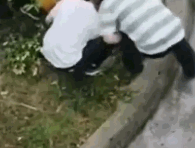 중국에서 4살 아이가 만화를 보고 따라하려고 우산을 쓰고 26층 높이에서 뛰어내리는 사고가 발생했다. [중국 수모망 웨이보 캡처]