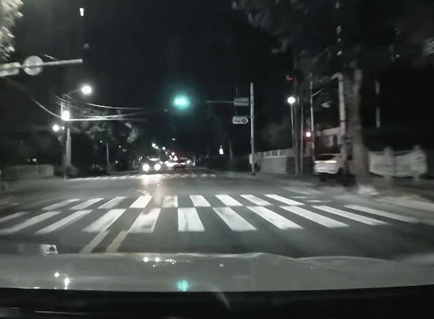 대구 달서구에서 학생 두 명이 전동 킥보드로 사거리 교차로를 무단횡단 하는 모습. 다행히 운전자는 속도를 줄여 사고를 피했다. 이에 국토교통부가 자동차 보행자와 분리돼 통행하는 도로를 만들기로 했다. [유튜브 '한문철 TV'캡처]