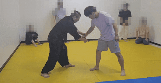 칼을 든 공격자의 손목을 잡고 팔과 몸통 사이 빈 공간으로 몸을 밀어 넣는다. 동시에 상대방의 팔을 한 바퀴 돌려 제압한다. 김기태 관장이 시범을 보이고 있는 모습. 박지영 기자.