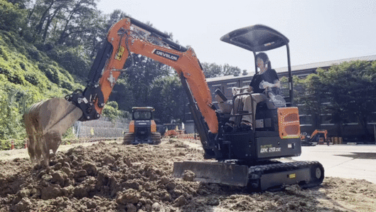 기자가 지난 1일 경기 안산시 상록구 팔곡이동 HD현대인프라코어 안산기술교육센터에서 1.7t급 디벨론 전기굴착기를 직접 작동해보고 있다. [김은희 기자]