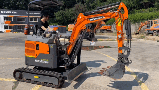 기자가 지난 1일 경기 안산시 상록구 팔곡이동 HD현대인프라코어 안산기술교육센터에서 1.7t급 디벨론 전기굴착기를 직접 작동해보고 있다. [김은희 기자]