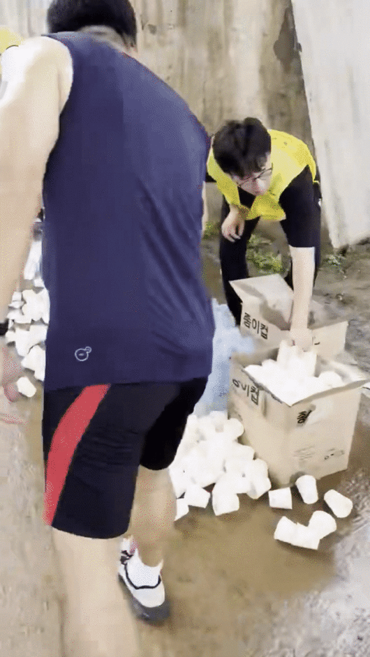 지난 17일 열린 제17회 선사마라톤대회 급수대 근처에 종이컵 쓰레기들이 떨어져 있다. [와이퍼스 제공]