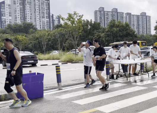 지난 17일 제17회 선사마라톤대회 제2급수대에서 수거함에 다회용컵을 버리는 참가자들. 주소현 기자