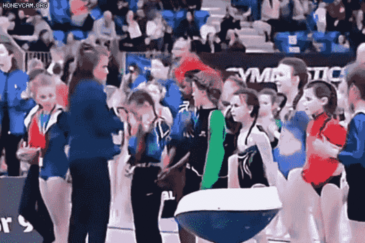 시상자가 흑인 선수 차례를 건너 뛰어 옆 선수에게 메달을 걸어주고 있다. [SNS 갈무리]