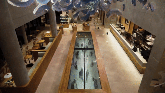 LG디스플레이와 스타벅스가 협업해 ‘더여수돌산DT점’에 설치한 초대형 투명 OLED 테이블 [LG디스플레이 제공]