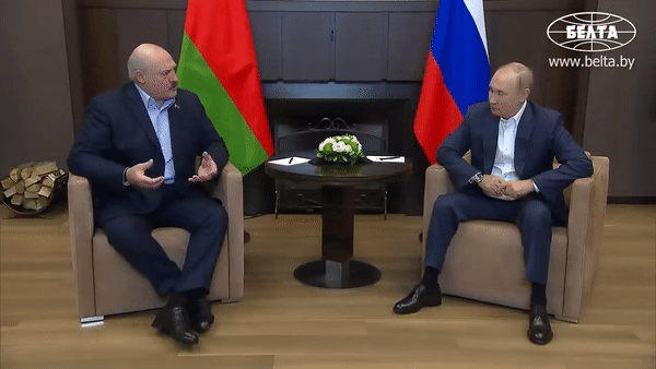 루카셴코(왼쪽) 벨라루스 대통령과 푸틴(오른쪽) 러시아 대통령이 대화하고 있다. [헤럴드DB]