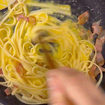 재료는 간단하지만 불 조절이 어려워 난이도가 높은 요리에 속합니다. 다행히 저는 한 번에 성공했습니다. 로마식 까르보나라는 우유로 만든 것과는 차원이 다른 맛입니다. 기름 덩어리인 관찰레를 익힐 때 돼지 잡내가 심할까봐 걱정이 되었습니다. 하지만 치즈와 계란과 섞이면서 돼지 기름의 잡내, 계란의 비린내는 전부 사라지고 대신 독특한 향만 남게 됩니다. 후추도 풍미를 더합니다. 소스에 따로 간은 하지 않기 때문에 관찰레와 면을 같이 먹어야 맛이 좋습니다.