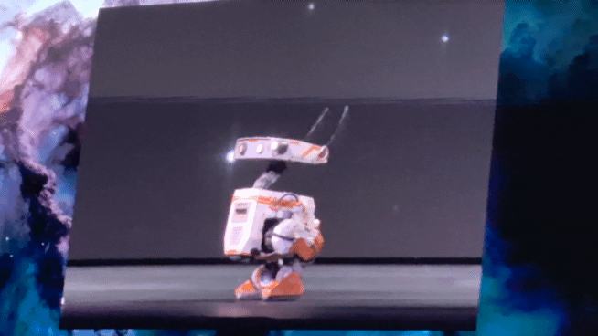 젠슨 황 엔비디아 최고경영자(CEO)가 18일(현지시간) 오후 미국 캘리포니아주 새네제이 SAP센터에서 열린 ‘엔비디아 GPU 테크놀로지 콘퍼런스 2024’ 기조연설에서 자체적으로 훈련시킨 AI 로봇 ‘오렌지’를 소개하고 있다. 영상=김현일 기자(새너제이)