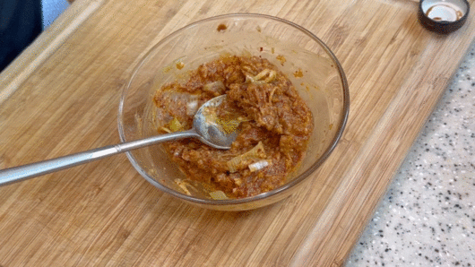 3. 물에 두유면을 헹구고 소스를 부어줍니다. 취향에 따라 간 돼지고기 볶음과 깻잎 또는 오이를 고명으로 올려줍니다.