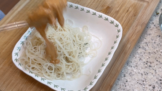 두유면을 활용한 탄탄면은 만드는 데에 5분이 채 안 걸릴 만큼 정말 간단합니다. 면을 따로 삶을 필요가 없어 더운 여름철 요리하기에도 제격입니다. 또 탄수화물은 적고 단백질과 식이섬유가 풍부해 다이어트 음식으로도 손색이 없습니다.