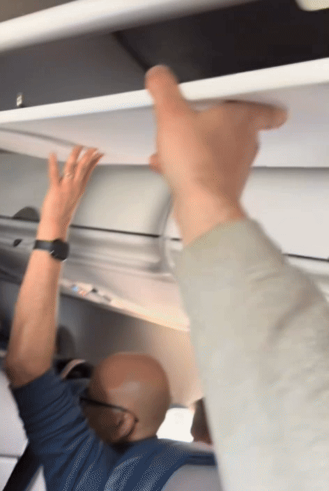 델타항공의 보잉 717 항공기에서 내부 천장 패널이 분리된 모습. [틱톡]