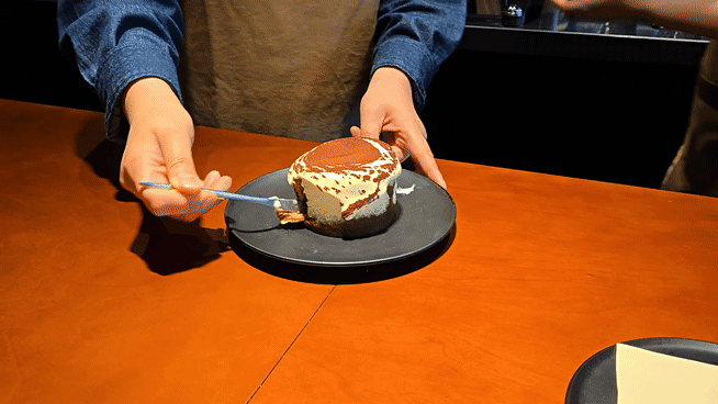 28일 서울 강남구 스타벅스 리저브 도산점에서 파트너가 ‘멜팅 마스카포네 티라미수’를 설명 중이다. 정석준 기자