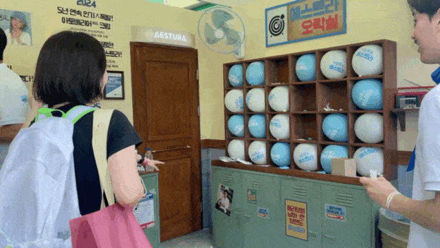 관람객이 ‘2025 올리브영 페스타’ 뷰티 브랜드 부스에서 체험형 콘텐츠를 즐기고 있다. 전새날 기자