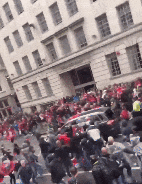 26일(현지시간) 리버풀의 워터 스트리트에서 리버풀 프리미어리그(EPL) 우승 확정을 축하하던 군중들 사이로 차량이 돌진하는 사건이 발생했다. [엑스(X, 옛 트위터]