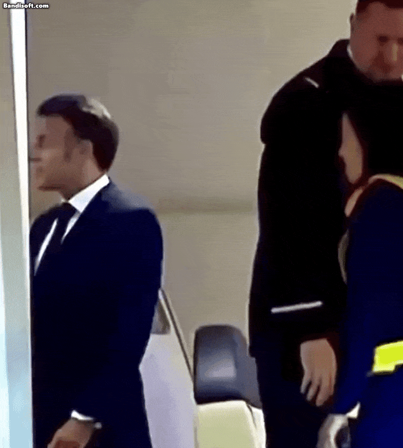 미국 AP 통신이 촬영한 영상에서 지난 25일(현지시간) 오후 에마뉘엘 마크롱 대통령 프랑스 대통령이 전용기 내부에서 부인 브리지트 마크롱 여사에게 얼굴을 맞고 멋쩍게 손을 흔들고 있다. [엑스(X·옛 트위터) 갈무리]