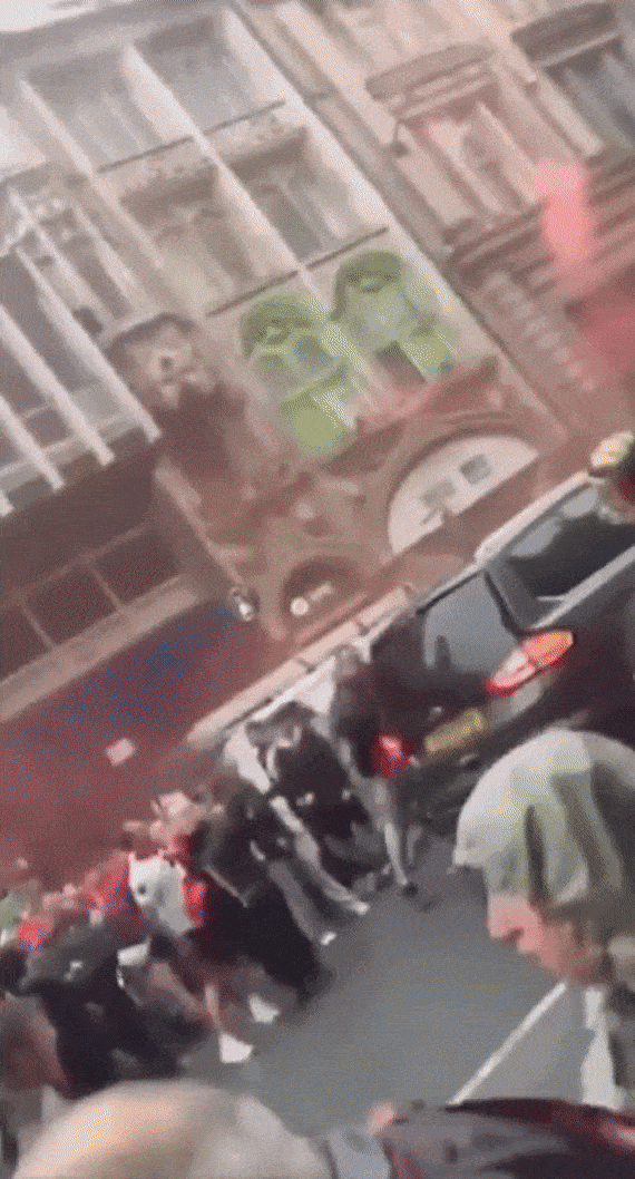 26일(현지시간) 리버풀의 워터 스트리트에서 리버풀 프리미어리그(EPL) 우승 확정을 축하하던 군중들 사이로 차량이 돌진하는 사건이 발생했다. 소셜미디어에 올라온 영상에는 검은색 승합차 한 대가 군중이 몰려있는 방향으로 돌진하고 있는 모습이 담겼다. [엑스(X, 옛 트위터]