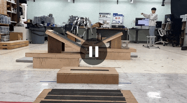 라이보가 징검다를 건너는 모습을 시연하고 있다.[KAIST 제공]