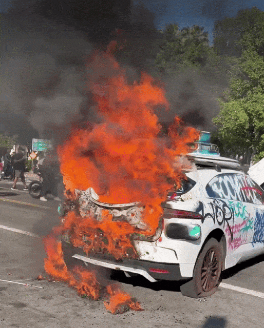 8일(현지시간) 불법 이민자 체포·추방에 반발해 미국 로스앤젤레스(LA)에서 벌어진 대규모 시위가 갈수록 격화하는 가운데  시위대 일부는 LA 현지의 자율 주행 자동차 ‘웨이모’를 부수고 불을 지르기도 했다. [엑스(X, 옛 트위터)]