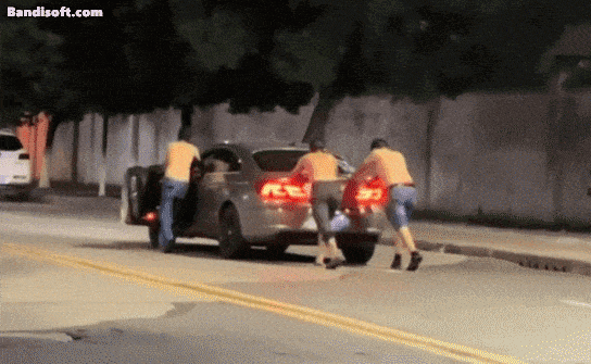 중국 후베이성에서 술에 취한 남성 세 명이 차를 밀고 가는 모습.[바이두]