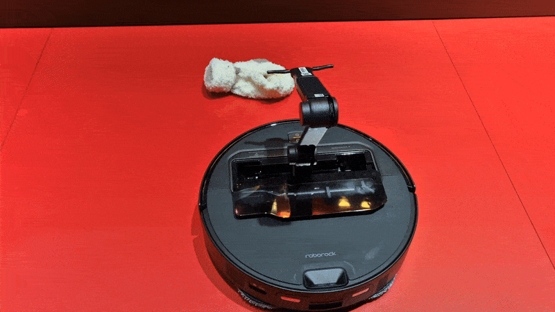 중국 로보락이 올 1월 미국 CES 2025에서 선보인 ‘로보락 사로스 Z70’. 본체에 탑재된 로봇 팔이 솟아 나와 바닥에 떨어진 양말을 들어 옮기고 있다. 김현일 기자