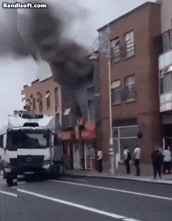 지난 23일(현지시간) 아일랜드 더블린 그랜비 로우의 한 3층 건물에 화재가 발생한 가운데, 한 시민이 건물에서 트럭 위로 뛰어내리고 있다. [데일리메일 캡처]