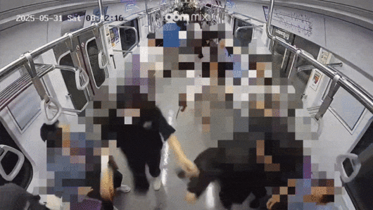 검찰이 공개한 사건 당시 지하철 내부 폐쇄회로(CC)TV 영상에는 피의자 원씨가 가방에 숨겨뒀던 휘발유를 바닥에 쏟아부은 뒤 라이터로 불을 붙이자 순식간에 열차 내부에 불이 번지는 모습이 담겨 있다. [서울 남부지검 제공]