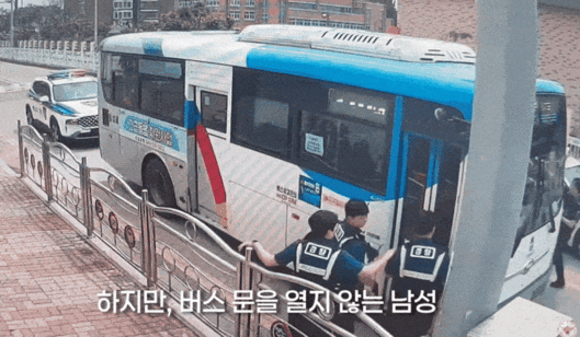 시내버스를 훔쳐 달아난 50대 남성을 붙잡기 위해 경찰이 삼단봉으로 버스 유리문을 깨는 모습. [유튜브 채널 ‘대한민국 경찰청’ 영상 갈무리]