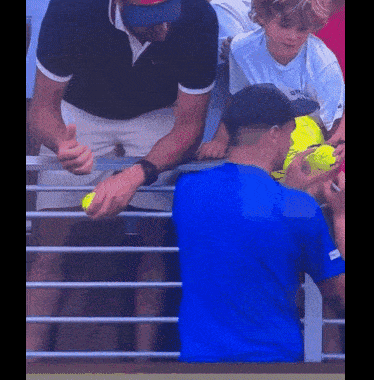 28일(현지시간) 미국 뉴욕 빌리진킹 내셔널 테니스센터에서 열린 US오픈에서 폴란드 테니스 스타 카밀 마이흐르작이 어린이 팬에게 건넨 모자를 가로채는 성인 남성의 모습. [X 갈무리]