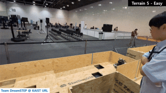 명현 교수팀이 개발한 드림워커가 사족로봇 자율보행 경진대회에서 계단을 오르고 있다.[KAIST 제공]