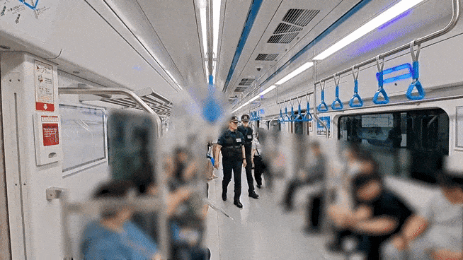서울경찰청 지하철경찰대 소속 경찰관들이 야간 전동차 탑승순찰하는 모습. [서울경찰청 제공]