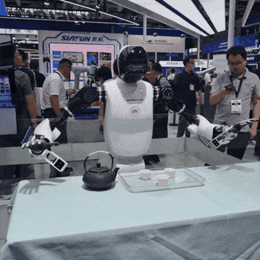 중국 시아순(Siasun) 그룹의 자회사 두코(Duco) 부스에서 휴머노이드 로봇 MR73A가 주전자에 담긴 물을 찻잔에 따르고 있다.  김영철 기자