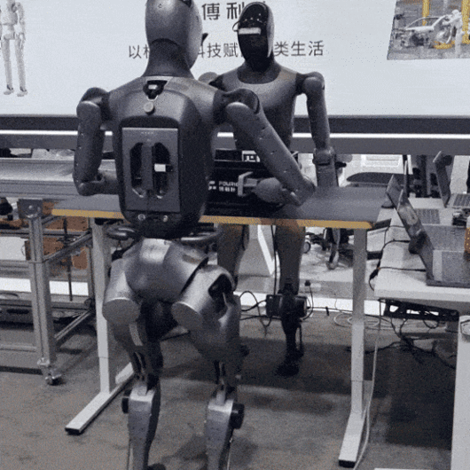 중국 상하이 휴머노이드 로봇 업체인 ‘푸리에(Fourier)’의 휴머노이드 로봇 GR-2가 지난 23일(현지시간) 중국 상해 국가컨벤션센터(NECC)에서 열린 ‘중국국제산업박람회(CIIF·Chinese International Industry Fair)’에 마련된 전시장에서 물건이 있는 곳까지 이동해 운반하고 물건을 식별해 다른 로봇에게 전달하는 모습. 김영철 기자