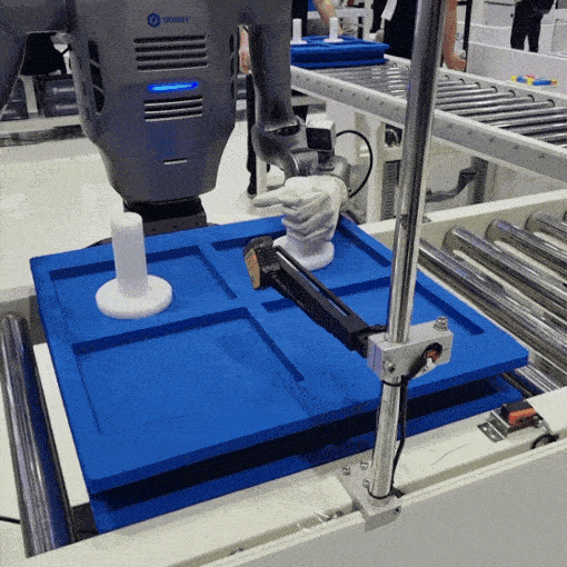 중국 선전에 위치한 산업용 협동로봇 제조기업 ‘두봇(Dobot)’에서 선보인 휴머노이드 로봇. 주어진 물건을 바코드에 찍고 전달하고 있다. 김영철 기자