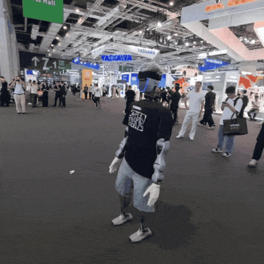 중국 선전에 위치한 산업용 협동로봇 제조기업 ‘두봇(Dobot)’에서 선보인 휴머노이드 로봇. 전시장 내부를 5분 정도 활보하고 있다. 활보하는 과정에서 방향을 바꾸고, 눈 앞에 물체가 있으면 충돌 전 스스로 멈추기도 했다. 김영철 기자